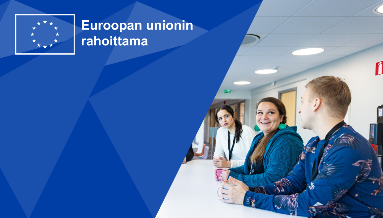 Henkilöitä istuu pöydän ääressä. Vasemmalla logo: Euroopan unionin rahoittama.