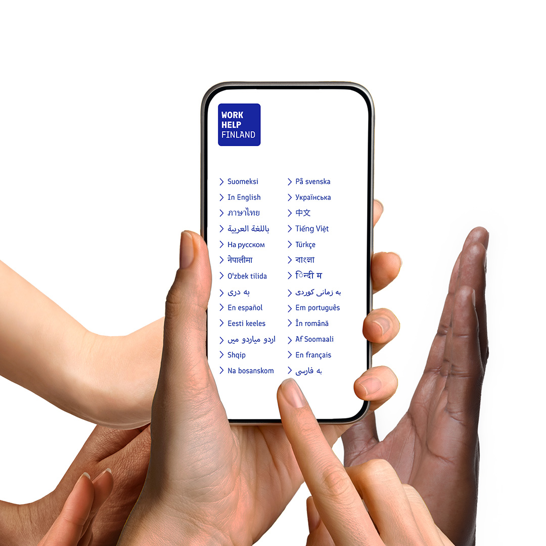 Många händer håller i en mobiltelefon som visar Work Help Finland-appens logotyp och språkmeny.