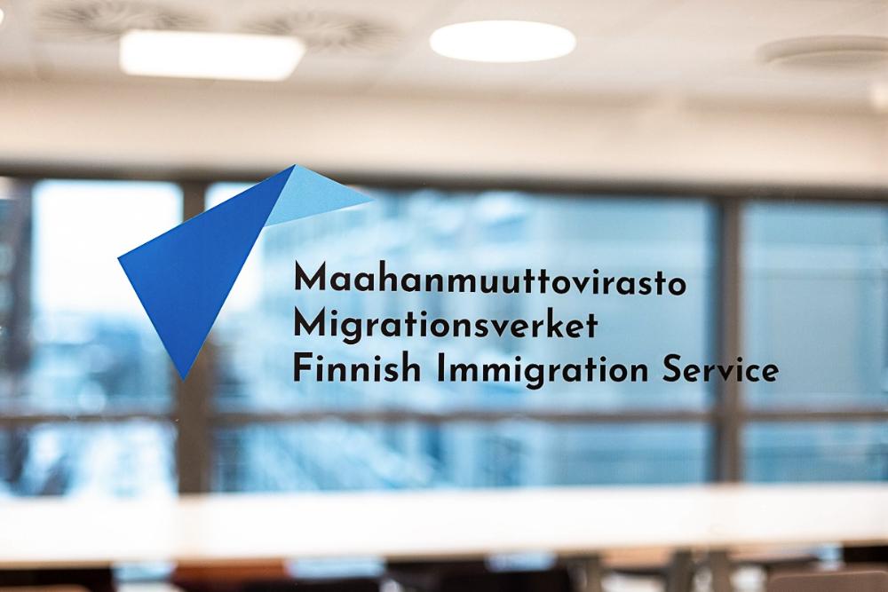 Logo på en glasdörr, Migrationsverket